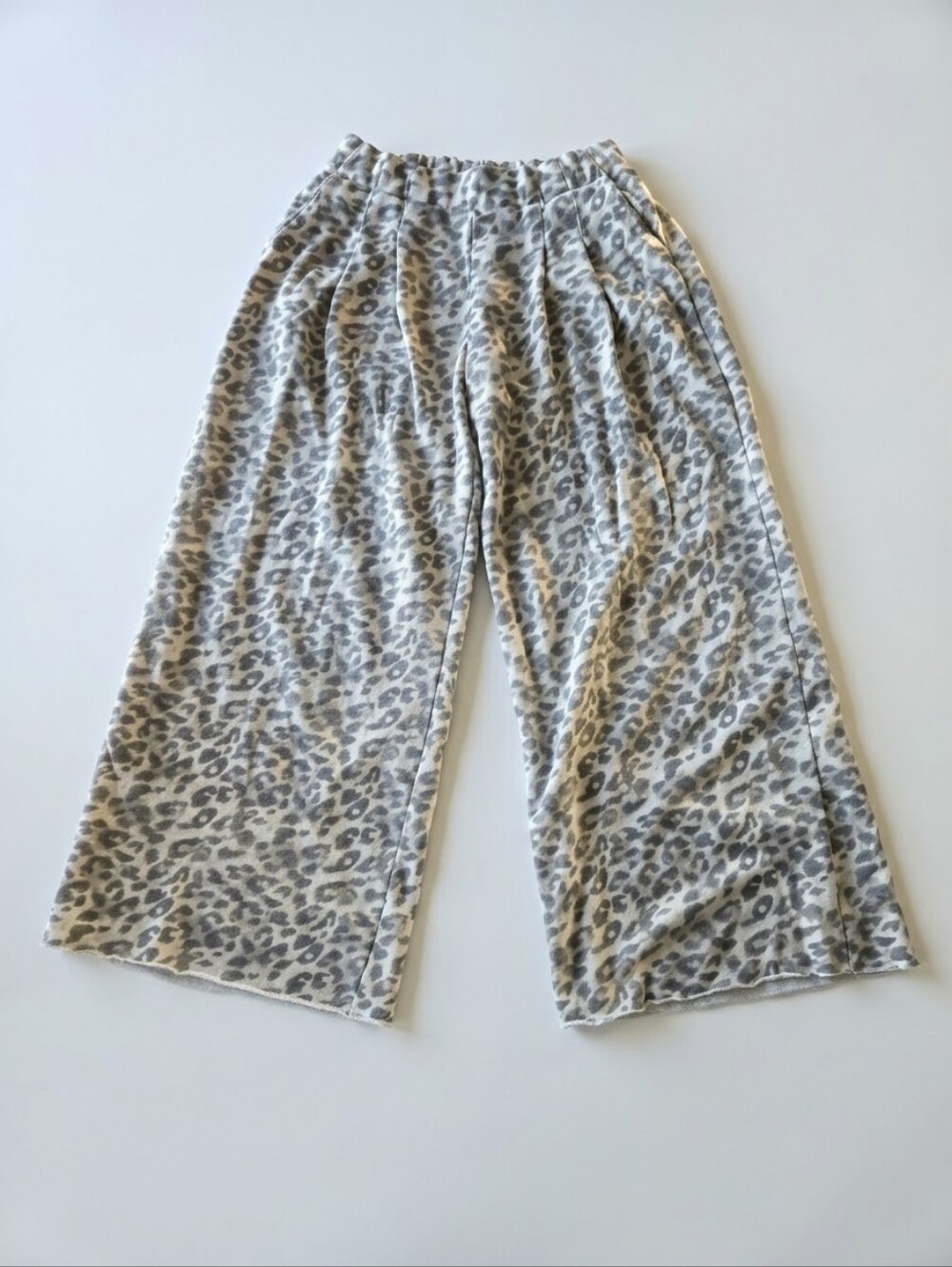 Aerie Grey Leopard Print Wide Leg Raw Hem Lounge Pants - M Short